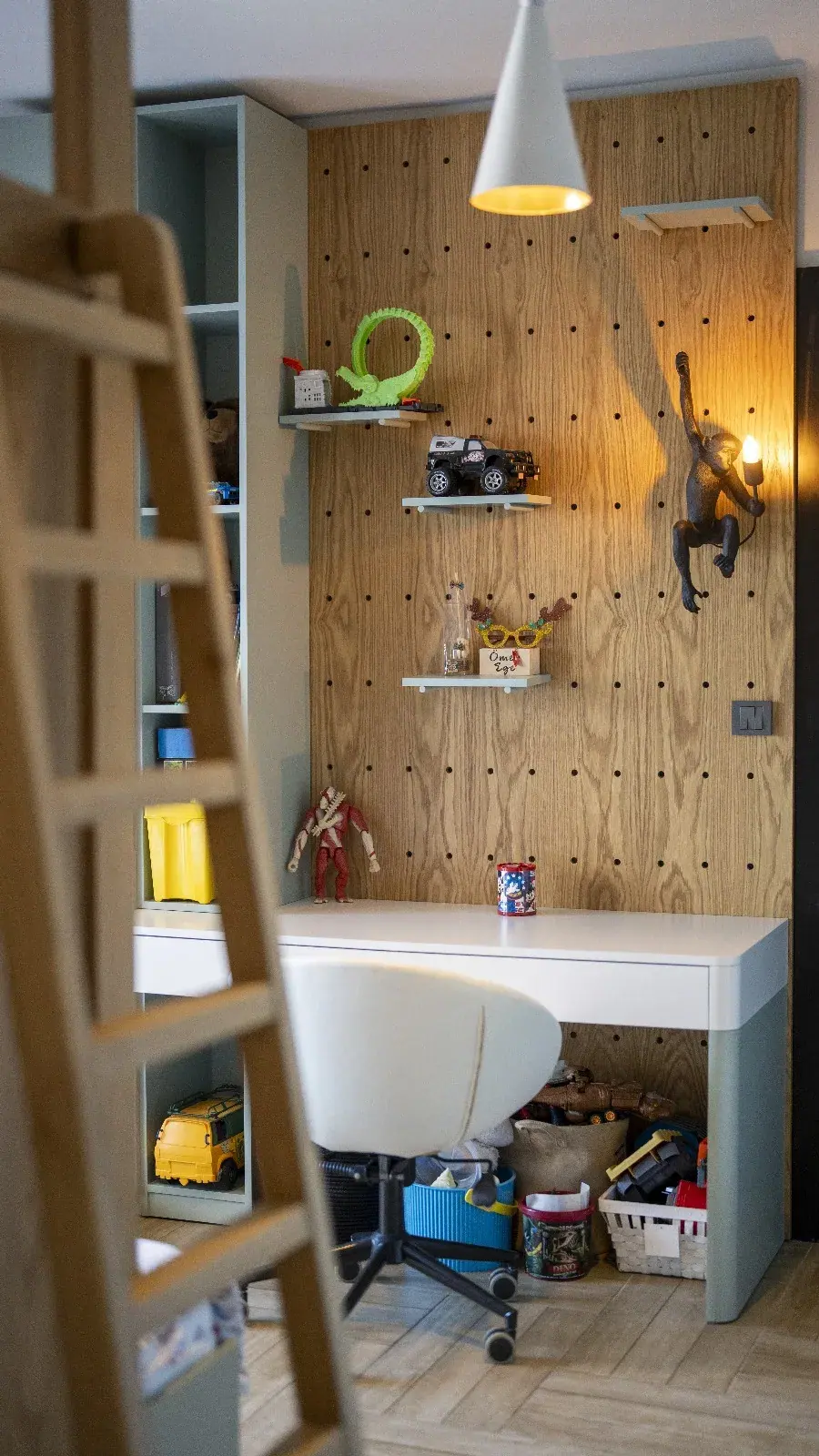 Child's room with a timber-panelled wall — Izmir Villa II, Izmir
