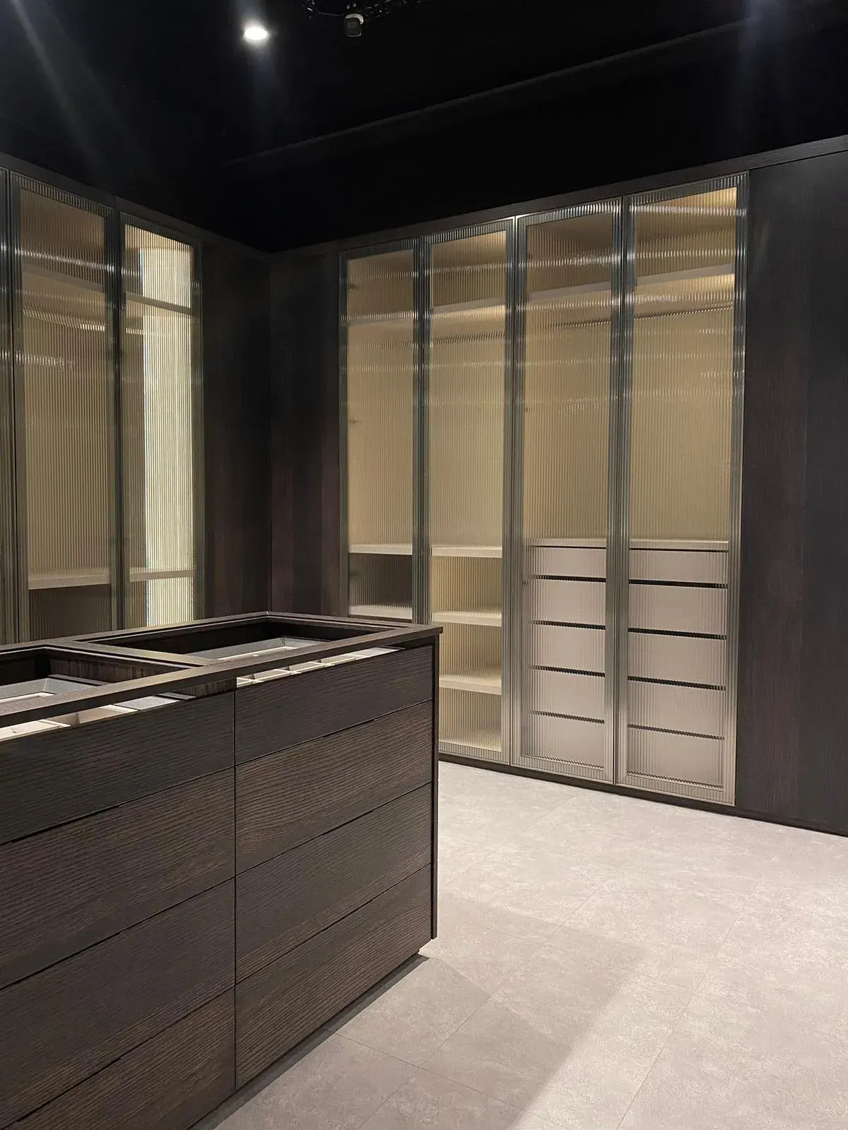 Glass-fronted dressing room cabinets and island — Izmir Villa III, Izmir