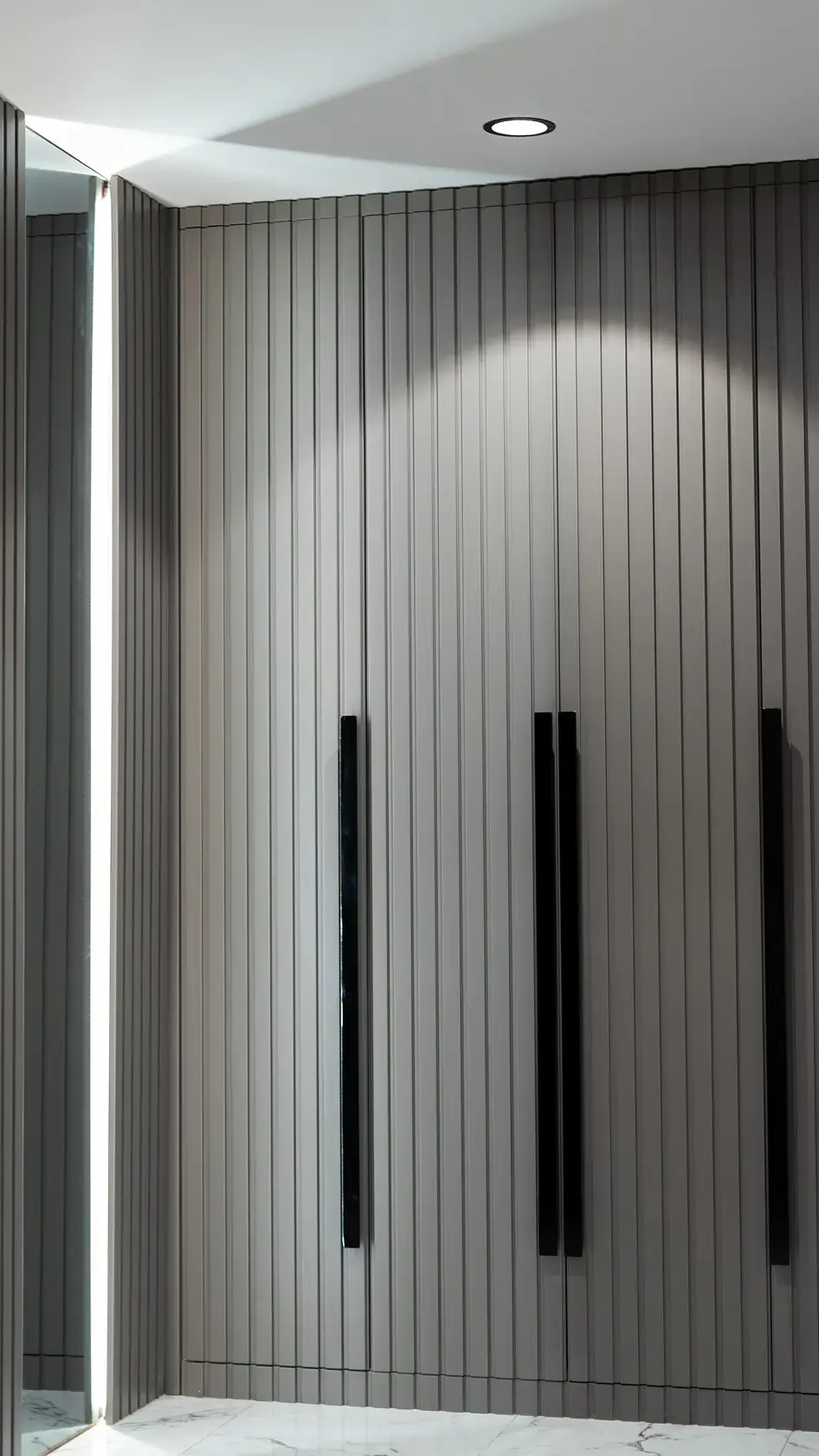 Vertically ribbed wardrobe doors — Kemer Roof 2, Göktürk, Istanbul