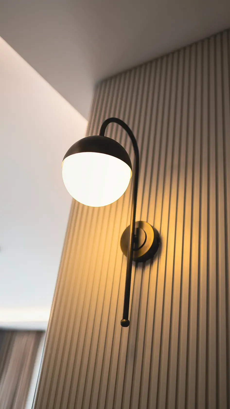 Timber slat wall and wall light — Kemer Roof 2, Göktürk, Istanbul
