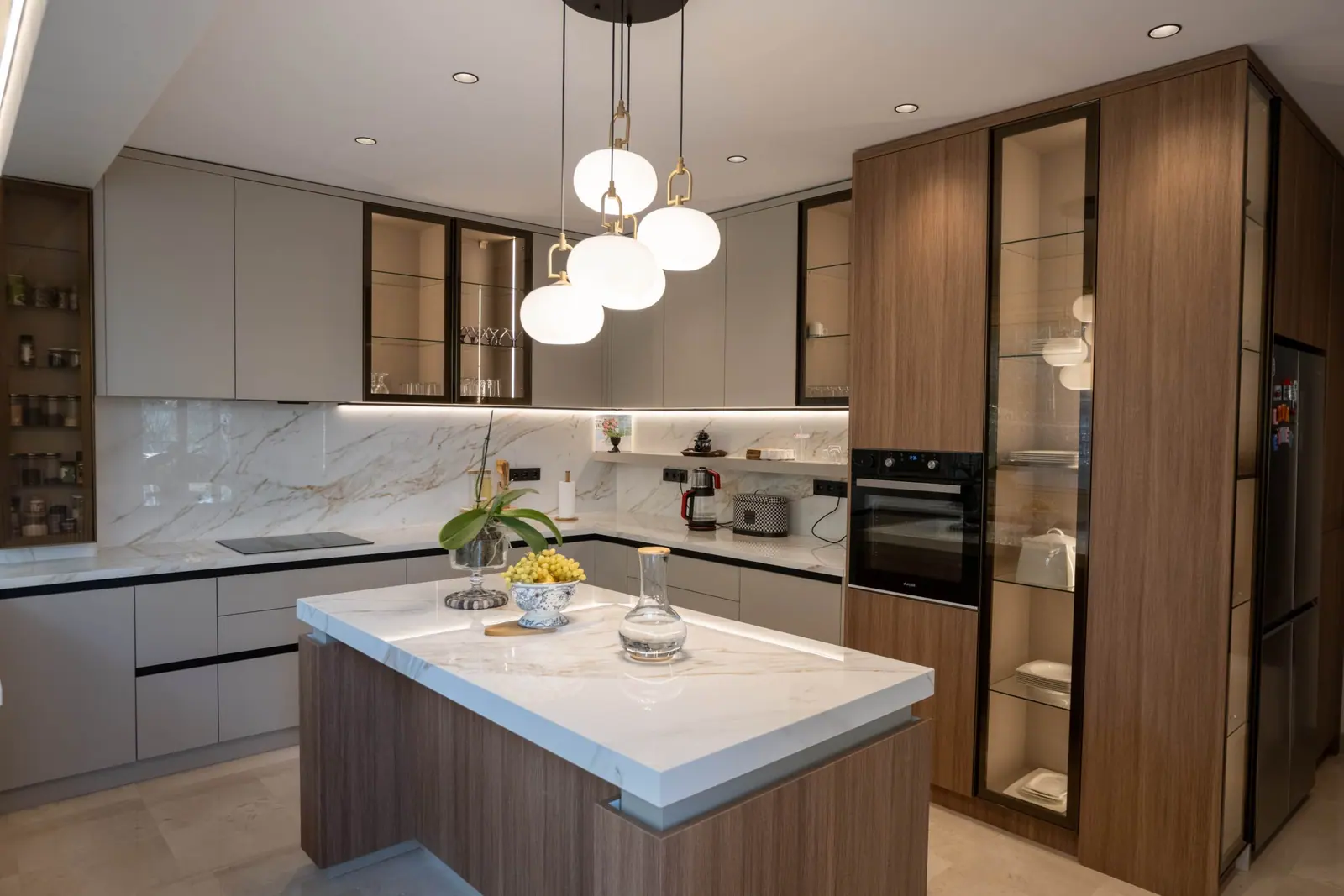 Island kitchen and glass display cabinet — Kemerburgaz Villa, Eyüp, Istanbul